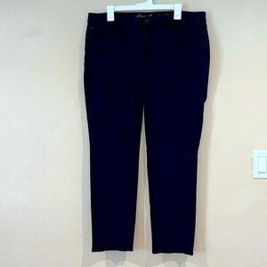 Women’s Eddie Bauer slightly curvy slim straight size 16 five pocket denim jeans
